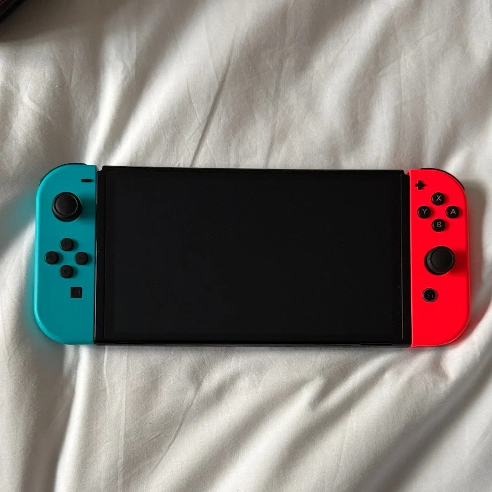 Nintendo oled included with HDMI wire and usb charger